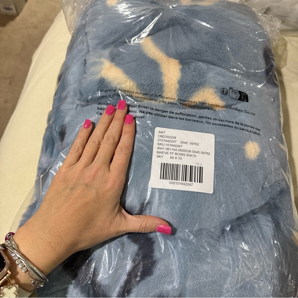 Anthropologie Blue and Cream Bow Pattern Throw fur blanket heavy new - Picture 4 of 5